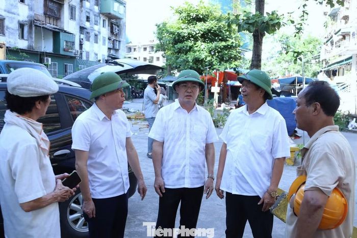 Lãnh đạo phường Thành Vinh trực tiếp có mặt tại hiện trường, động viên các hộ dân và kiểm tra tiến độ công tác di dời khỏi chung cư Quang Trung.