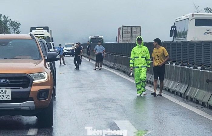 Xe không thể di chuyển, các tài xế đều xuống đường để theo dõi vụ tai nạn.