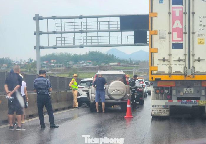Hiện trường vụ tai nạn liên hoàn khiến giao thông tắc nghẽn nhiều giờ đồng hồ.