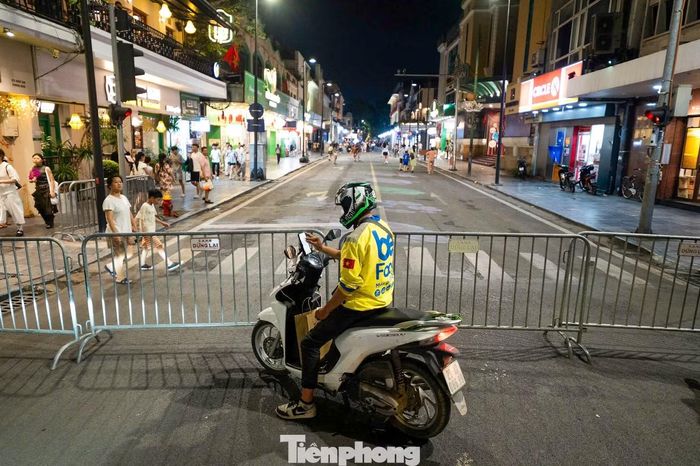 Do trùng với thời gian tổ chức phố đi bộ hồ Hoàn Kiếm và phụ cận, lượng xe cơ giới trong khu vực không có nhiều biến động so với những cuối tuần trước. Bên trong không gian đi bộ, người dân và du khách vẫn tản bộ, đạp xe, vui chơi như thường lệ.