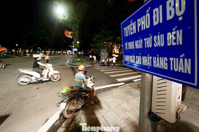 "Hiện chưa ảnh hưởng nhiều vì mới là giai đoạn đầu, nhưng tôi vẫn chủ động né khu vực này để quen dần. Nếu sau này quy định mở rộng, tôi sẽ tính đến phương án đổi phương tiện khi điều kiện kinh tế cho phép", tài xế giao hàng tên Hồng Anh chia sẻ.
