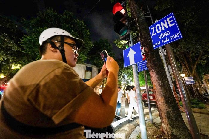 Ghi nhận của phóng viên tối 3/7, tại các cửa ngõ dẫn vào khu vực thí điểm, biển báo "Vùng phát thải thấp" được lắp đặt tại nhiều vị trí dễ quan sát trên các tuyến phố Đinh Tiên Hoàng, Hàng Khay, Tràng Tiền và một số tuyến giáp ranh khu vực hồ Hoàn Kiếm.
