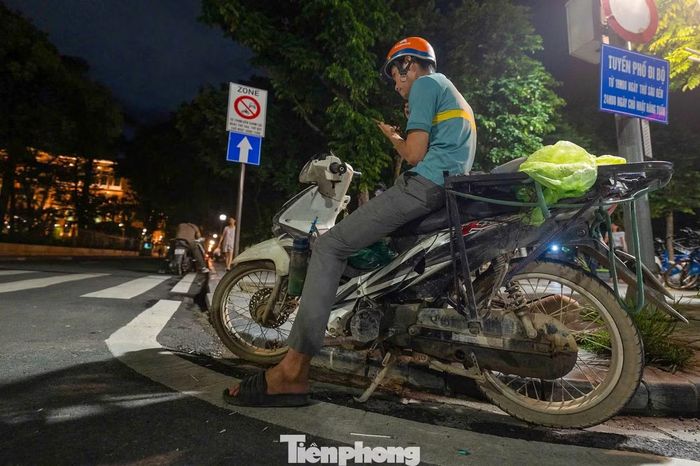 Trong khi đó, với những người mưu sinh bằng xe máy, việc thí điểm vùng phát thải thấp khiến họ phải điều chỉnh lộ trình và phương thức di chuyển.