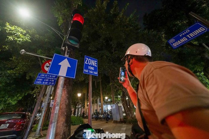 Không phải ai cũng sẵn sàng chuyển đổi ngay. Anh Hoàng Tuyên (phường Từ Liêm) cho biết, gia đình vẫn sử dụng xe máy chạy xăng và đang theo dõi thêm các quy định trước khi quyết định chuyển đổi xe điện.