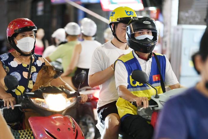 Theo lãnh đạo Công an phường Hoàn Kiếm, trong giai đoạn đầu thí điểm vùng phát thải thấp, lực lượng chức năng tập trung tuyên truyền, hướng dẫn để người dân làm quen với quy định hiện hành. Lực lượng Công an phường được bố trí tại nhiều điểm trong khu vực nhằm hỗ trợ nhận diện phạm vi vùng phát thải thấp, giải đáp các thắc mắc liên quan đến lộ trình triển khai, đồng thời nhắc nhở người tham gia giao thông chấp hành hướng dẫn khi lưu thông qua khu vực.