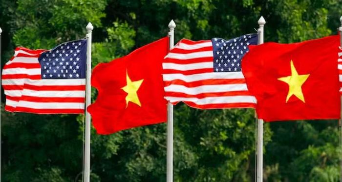 Quốc kỳ Việt Nam và Mỹ. (Ảnh: Reuters)