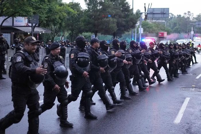  Cảnh sát Mexico đứng gác phía ngoài khách sạn nơi đội tuyển Anh lưu trú. 