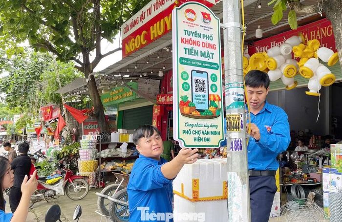 Thực hiện chương trình "Mùa hè số", đoàn viên thanh niên Sơn La sáng tạo xây dựng tuyến phố không sử dụng tiền mặt, góp phần đẩy mạnh chuyển đổi số.