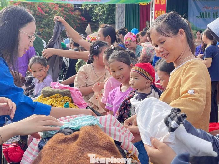 Những gian hàng 0 đồng ở những vùng khó khăn được tổ chức để hỗ trợ, giúp đỡ người dân.