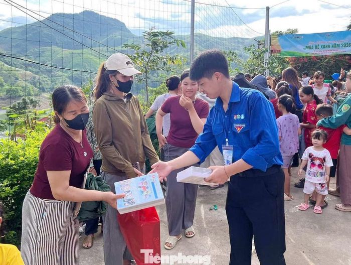 Tặng sách vở cho học sinh nghèo.