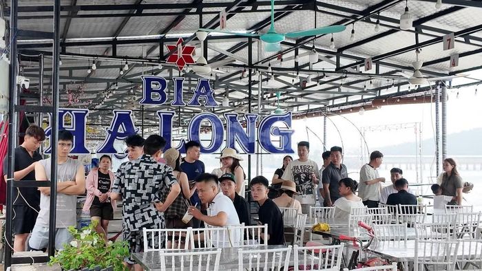 Vẫn còn khoảng 6.000 du khách ở lại trên các tuyến đảo của Quảng Ninh.