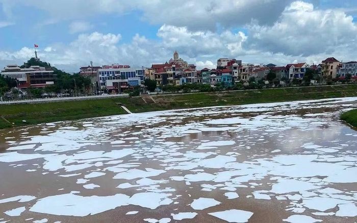 Bọt trắng phủ kín mặt sông Kỳ Cùng chiều ngày 3/7.