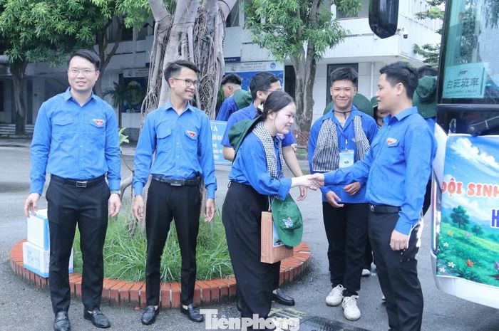 Động viên các sinh viên tình nguyện trước khi lên xe xuất quân thực hiện Chiến dịch "Mùa Hè xanh".