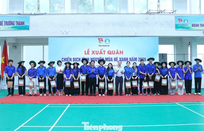 Đại diện Ủy ban MTTQ Việt Nam tỉnh Nghệ An, Ban Tuyên giáo và Dân vận Tỉnh ủy, Thường trực Tỉnh Đoàn tặng quà cho các đội hình tình nguyện Mùa Hè xanh.