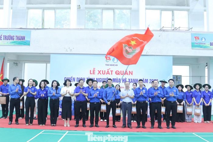 Thực hiện nghi thức trao cờ xuất quân.