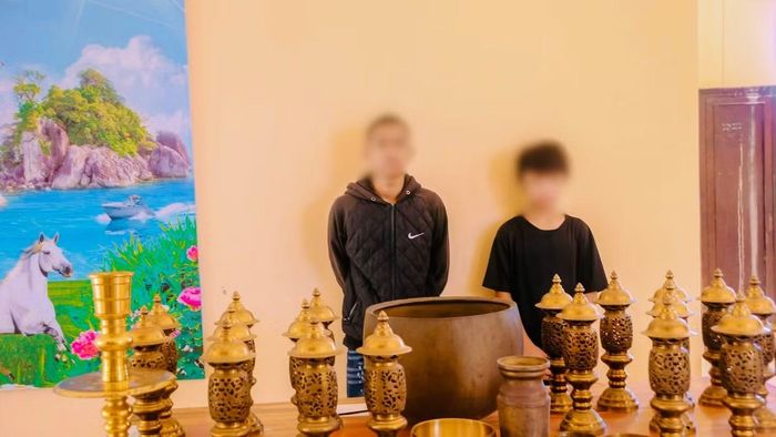 Nghi phạm thực hiện vụ trộm chuông chùa Bửu Thanh bị bắt, cùng nhiều tang vật của những vụ trộm khác. Ảnh: CACC