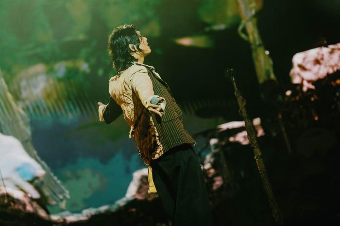 Điểm nổi bật nhất của concert là cảm xúc. GREY D lựa chọn kể câu chuyện bằng âm nhạc thay vì những màn trình diễn nặng tính phô diễn. Những bản hit quen thuộc biến khán phòng thành không gian đồng ca.