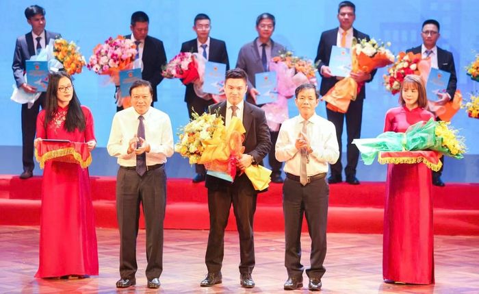 Lãnh đạo tỉnh Quảng Trị trao chứng nhận đầu tư và tặng hoa các nhà đầu tư.
