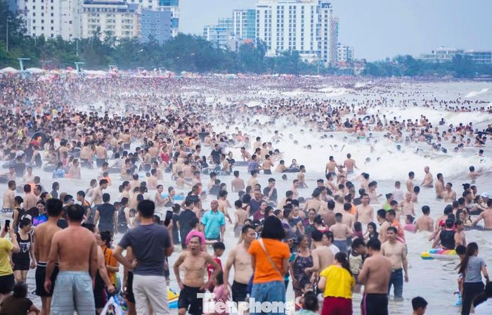  Theo lãnh đạo phường Sầm Sơn, trong những ngày biển động do ảnh hưởng của hoàn lưu bão, địa phương tăng cường lực lượng cứu hộ, cứu nạn tại các bãi tắm; đồng thời duy trì công tác phân luồng giao thông, bảo đảm an ninh trật tự và vệ sinh môi trường nhằm phục vụ du khách trong mùa du lịch hè. 