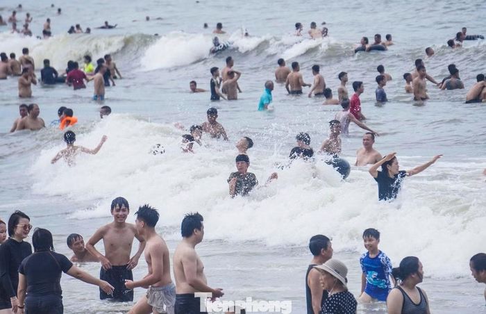 Càng về tối, các đợt sóng cao hơn, du khách bắt đầu di chuyển lên theo yêu cầu của đơn vị quản lý để đảm bảo an toàn.