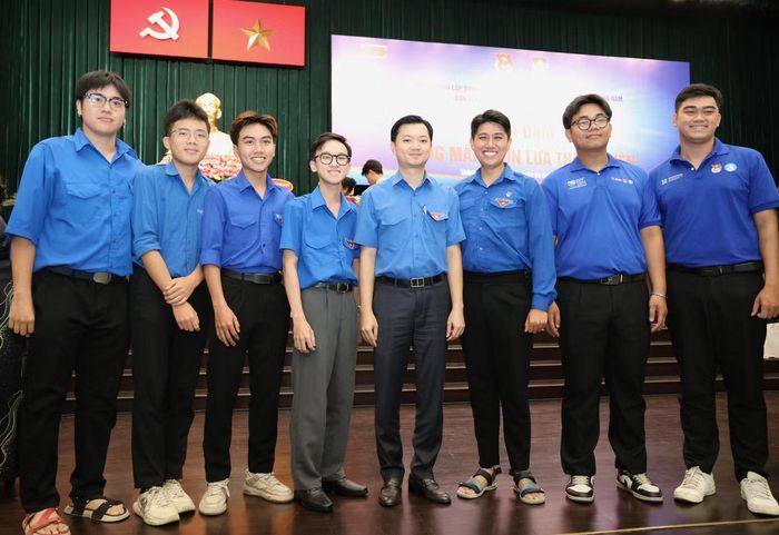 Anh Nguyễn Minh Triết cùng các bạn đoàn viên, thanh niên tại hội nghị.