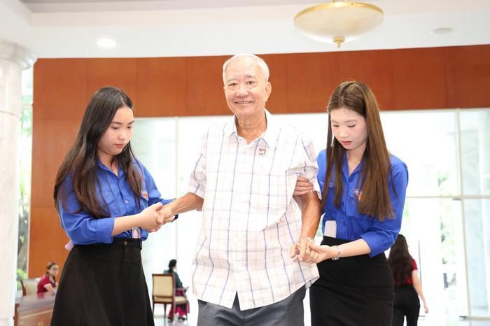 Tuổi trẻ ngày nay mãi khắc ghi, tri ân đối với những người đã cống hiến, hy sinh vì nền độc lập, tự do của dân tộc. Ảnh: Ngô Tùng
