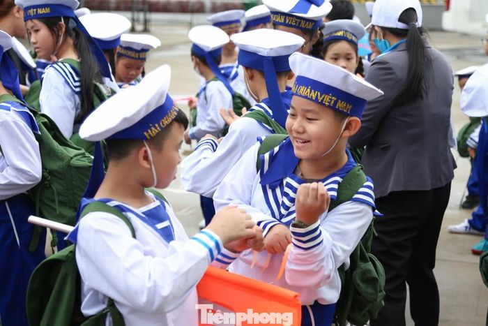 Bên cạnh đó, các em cũng được tham gia hoạt động teambuilding, rèn luyện kỹ năng sống, giao lưu "Điều em muốn nói"...