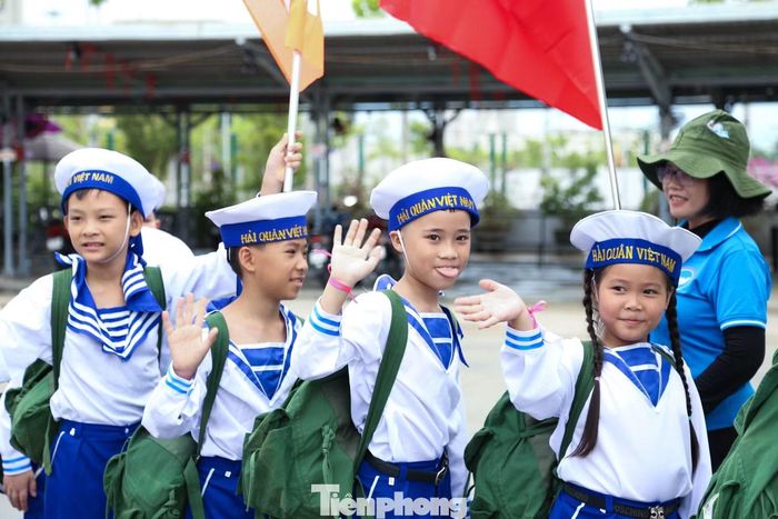  "Đây không chỉ là dịp để được vui chơi, tham quan mà còn là cơ hội để học cách sống tự lập, rèn luyện tính kỷ luật, tinh thần đoàn kết và biết quan tâm, yêu thương và giúp đỡ mọi người. Em tin rằng sau hành trình này, mỗi bạn sẽ trưởng thành hơn, tự tin hơn và mang về cho mình thật nhiều kỷ niệm đẹp cùng những bài học quý giá, trở thành con ngoan, trò giỏi, biết yêu thương gia đình và sống có trách nhiệm hơn", Minh Châu nói. 