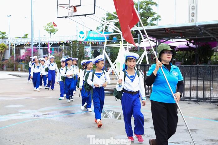 Hào hứng với 2 ngày làm chiến sĩ, em Nguyễn Minh Châu (học sinh Trường Tiểu học Nguyễn Duy Trinh) cho biết đã dậy từ rất sớm để chuẩn bị hành lý và háo hức chờ đợi hành trình sắp tới.