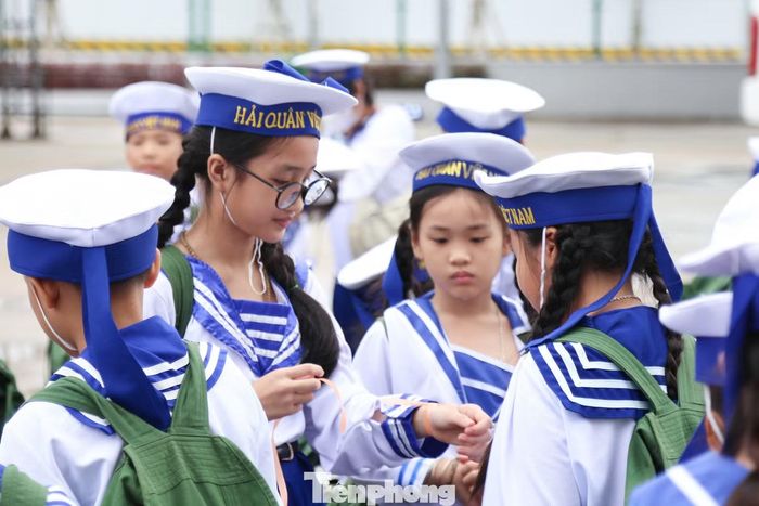 Sau lễ xuất quân, các chiến sĩ nhí được tham quan Bảo tàng Hồ Chí Minh - Chi nhánh Quân khu 5, trải nghiệm một ngày làm chiến sĩ hải quân tại Lữ đoàn 161 - Bộ Tư lệnh Vùng 3 Hải quân, thăm Nhà trưng bày Hoàng Sa, Bảo tàng Đà Nẵng...