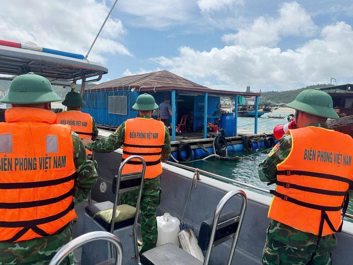 Lực lượng BĐBP kêu gọi tàu thuyền, ô lồng bè khẩn trương di chuyển vào nơi tránh trú bão.