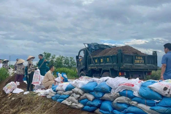 Quân, dân phường Thiên Hương triển khai công tác phòng, chống bão và ngập lụt.