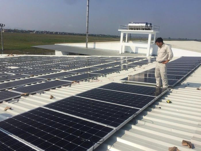 Nhiều đơn vị, hộ dân lắp điện năng lượng mặt trời mái nhà.
