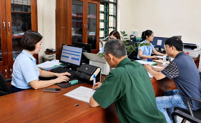 Cán bộ Trung tâm Phục vụ hành chính công phường Vàng Danh giải quyết thủ tục hành chính cho người dân theo mô hình chính quyền địa phương 2 cấp.