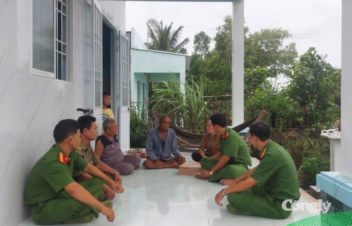 Công an phường Vĩnh Trạch đến thăm các gia đình hộ nghèo, hộ cận nghèo trên địa bàn phường.