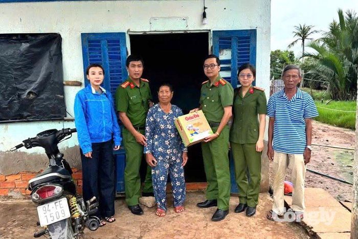 Công an phường Vĩnh Trạch tặng quà các hộ nghèo, hộ cận nghèo trên địa bàn.