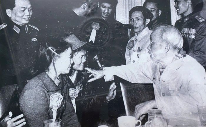 Nữ Anh hùng Ngô Thị Tuyển trong lần được gặp Bác Hồ.