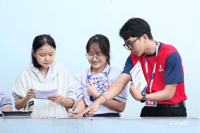 Tăng cường học bổng "tiếp sức" tân sinh viên.