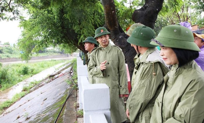 Phó Chủ tịch UBND tỉnh Quảng Ninh kiểm tra công tác phòng chống mưa bão tại khu vực sông Ka Long (giáp ranh phường Móng Cái 1 và Móng Cái 2).