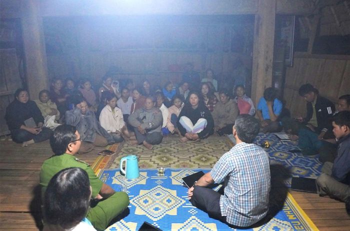 Lãnh đạo xã Tu Mơ Rông về các thôn vào buổi tối để đối thoại với Nhân dân. Ảnh: UBND xã Tu Mơ Rông