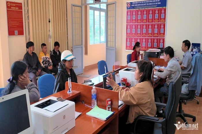 Cán bộ Trung tâm Phục vụ hành chính công xã Tu Mơ Rông đẩy mạnh chuyển đổi số để phục vụ Nhân dân. Ảnh: Ngọc Chí