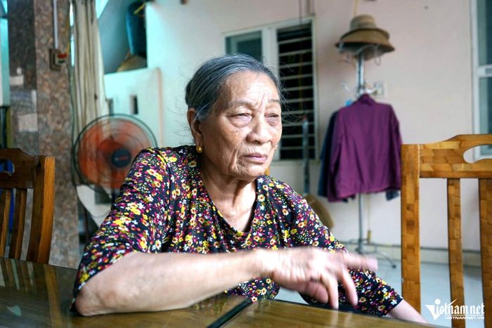Bà Đỗ Thị Oanh cũng có 2 em trai liệt sĩ, một người vẫn chưa tìm thấy mộ. Ảnh: Lê Dương