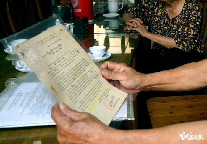 Gia đình ông Ninh vẫn còn giữ cẩn thận giấy báo tử của liệt sĩ Bình. Ảnh: Lê Dương
