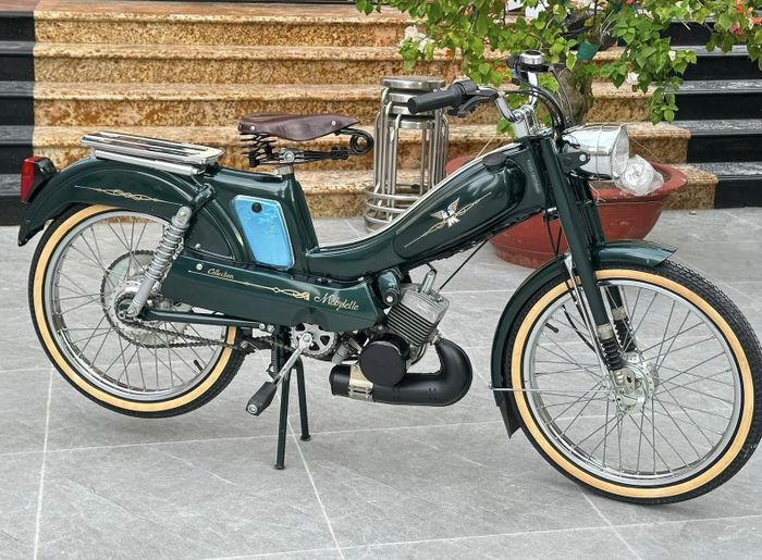 Xe đạp gắn máy Mobylette MBK 881 cổ, chưa đổ xăng giá đắt 144 triệu đồng.