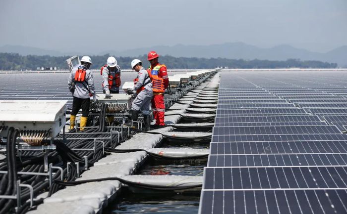 Những tấm pin mặt trời khổng lồ trên hồ Cirata, Indonesia được ca ngợi là biểu tượng năng lượng xanh, nhưng với ngư dân địa phương, chúng là bản án xóa sổ cả một đời sinh kế. Ảnh: Kompas