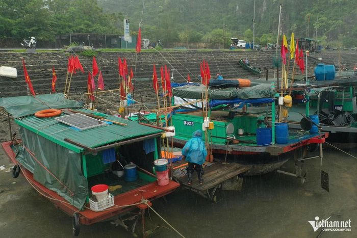 Ngư dân kiểm tra phương tiện. Ảnh: Phạm Công