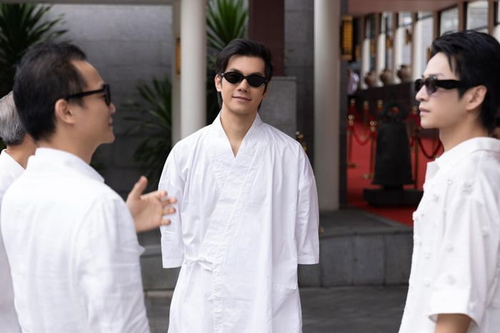 Diễn viên Nhan Phúc Vinh trò chuyện cùng các khách mời trước thềm show diễn ra. Anh vừa trở lại điện ảnh với vai diễn xạ thủ Hoàng Xuân Vinh, phim dự kiến ra rạp tháng 9.