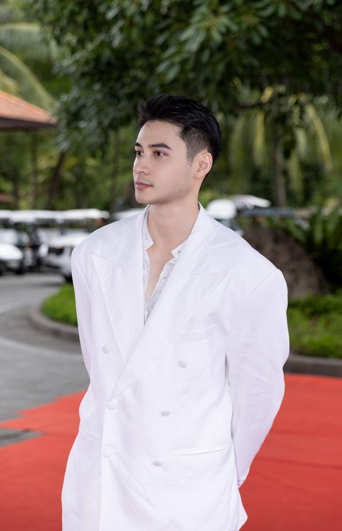 Nam vương Tuấn Ngọc điển trai với vest trắng. Sau thành tích tại đấu trường quốc tế, anh hoạt động sôi nổi trong vai trò người mẫu, tham gia biểu diễn thời trang và 1 số dự án âm nhạc.