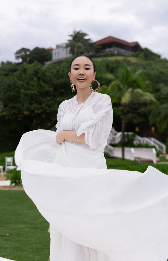 Ca sĩ Đoan Trang ngẫu hứng tạo dáng động tác múa với váy oversize. Sau 4 năm cùng chồng và con gái định cư tại Singapore, cô đã quyết định trở về Việt Nam vào cuối năm 2025.