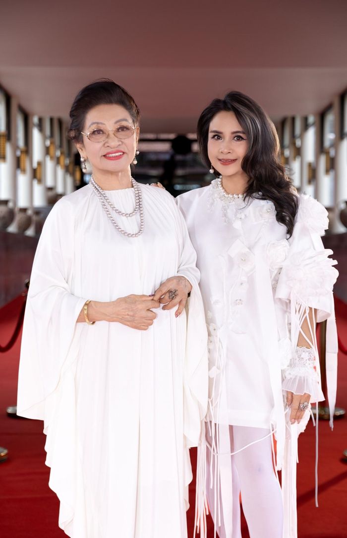 Thanh Lam cùng người mẹ 83 tuổi - NSƯT Thanh Hương trên thảm đỏ thay vì ông xã bác sĩ như mọi khi. Giữa diva và 2 NTK có mối thân tình gắn bó nhiều năm nên chị luôn sắp xếp để có mặt trong mỗi show diễn của đàn em.